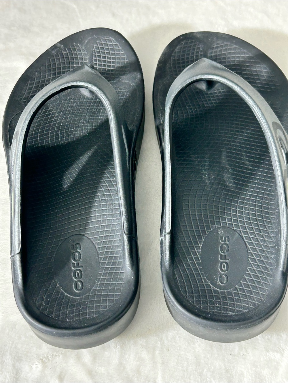 OOFOS OOriginal Women’s Black and Silver Recovery Thong Sandals Size 8 - Picture 2 of 8